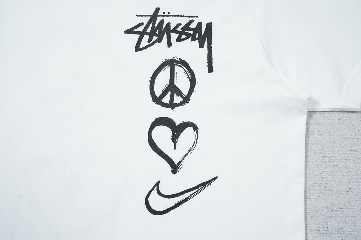 Camiseta Nike x Stussy Peace Love Swoosh