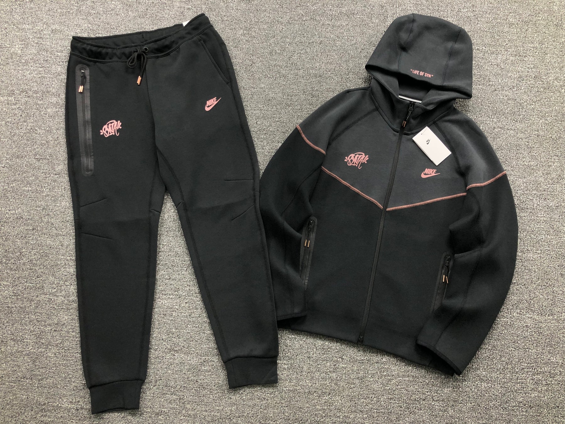 Conjunto Nike Tech Fleece x Syna World