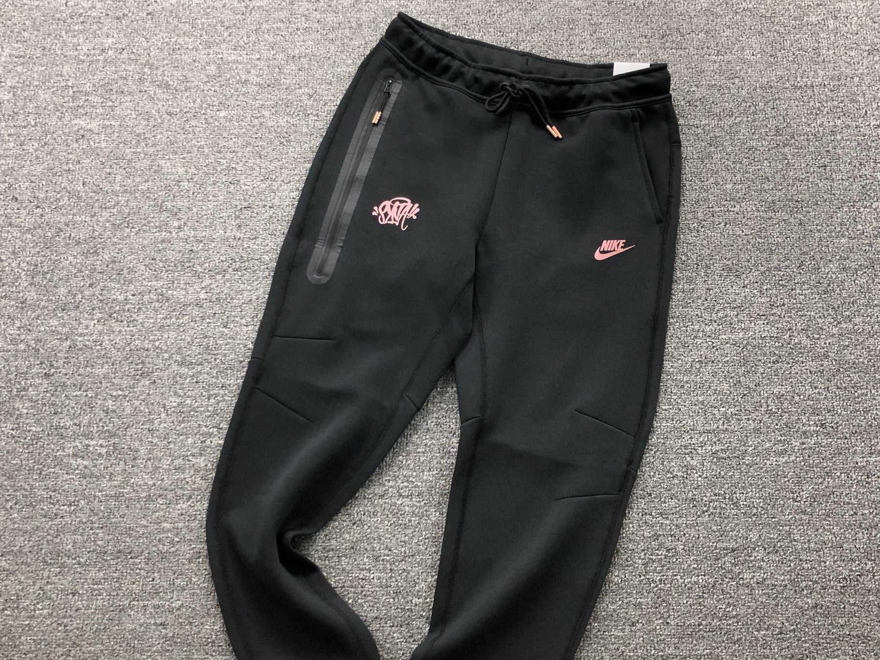 Conjunto Nike Tech Fleece x Syna World